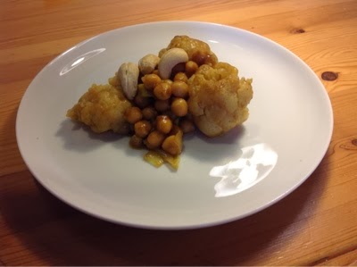 Curry di cavolfiore e ceci con anacardi
