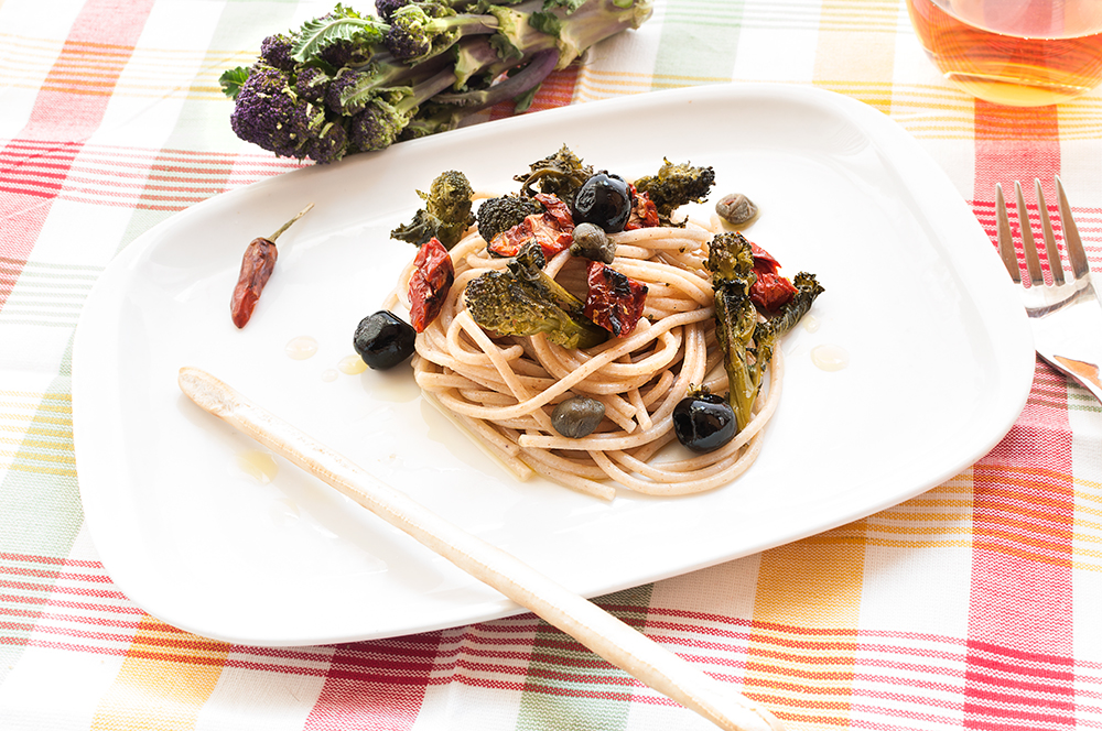 Spaghetti di kamut con germogli di broccolo, pomodorini, olive e capperi