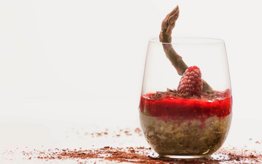 coppa di asparagi e lamponi al cioccolato