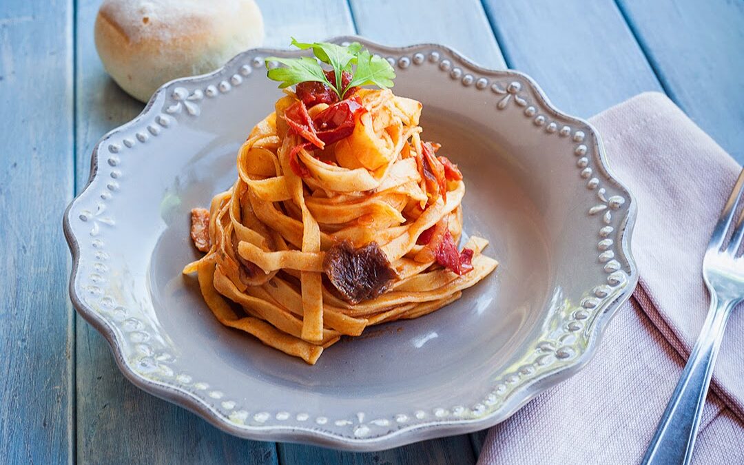 tagliatelle pomodoro e funghi