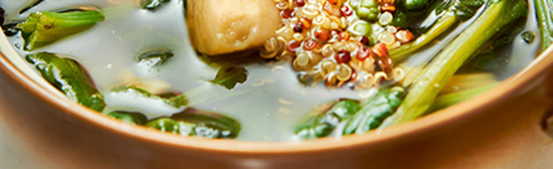 zuppa di quinoa con spinaci e funghi