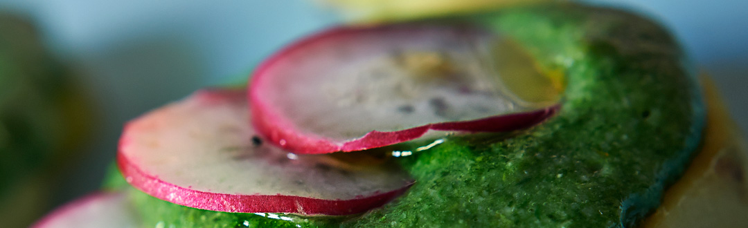semolino agli spinaci con batata e ravanelli