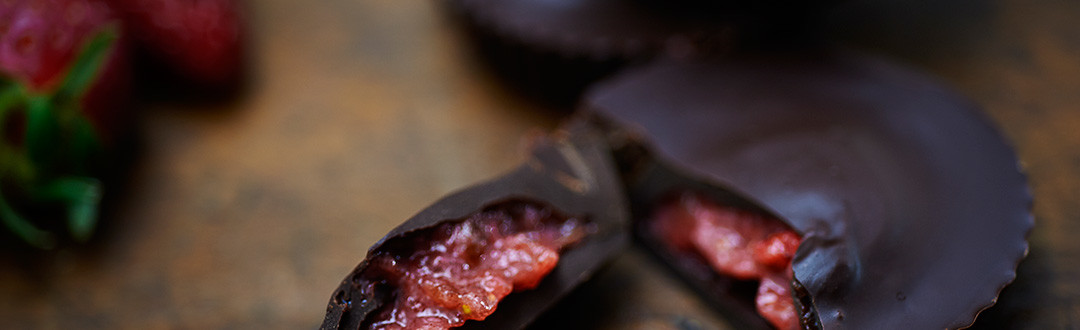 cioccolatini crudisti con ripieno alle fragole
