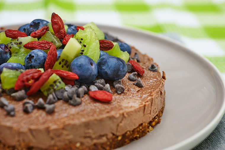 torta crudista al cacao e goji torta crudista al cacao e goji