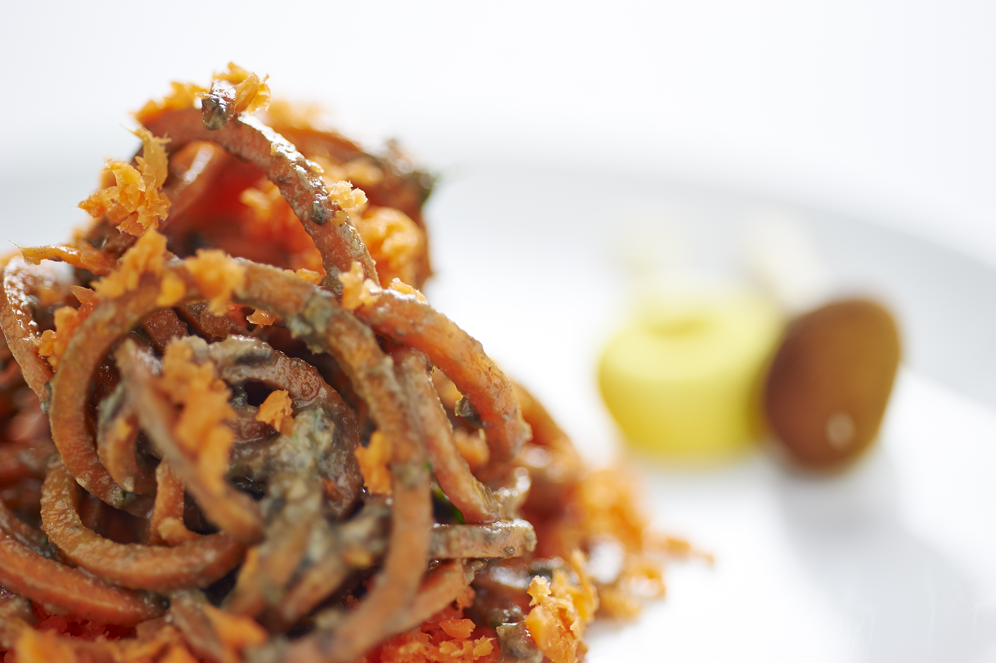 spaghetti di carote in salsa ai funghi