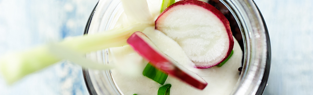 riso venere con cruditè e salsa agli anacardi