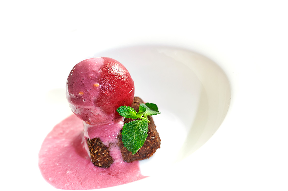 sfere di lampone, cioccolato e cocco sfere di lampone, cioccolato e cocco