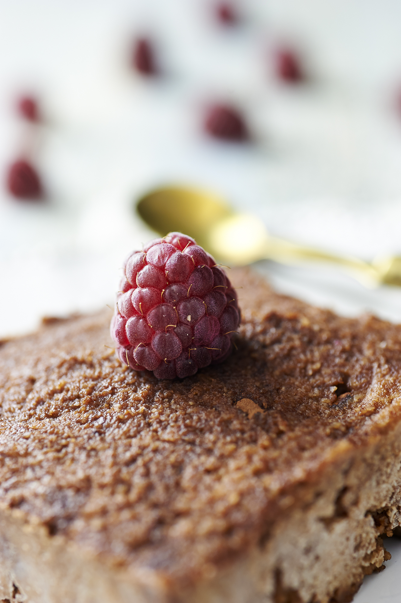 torta al cacao senza cottura BIGODINO torta crudista al cioccolato e lamponi 13 copia