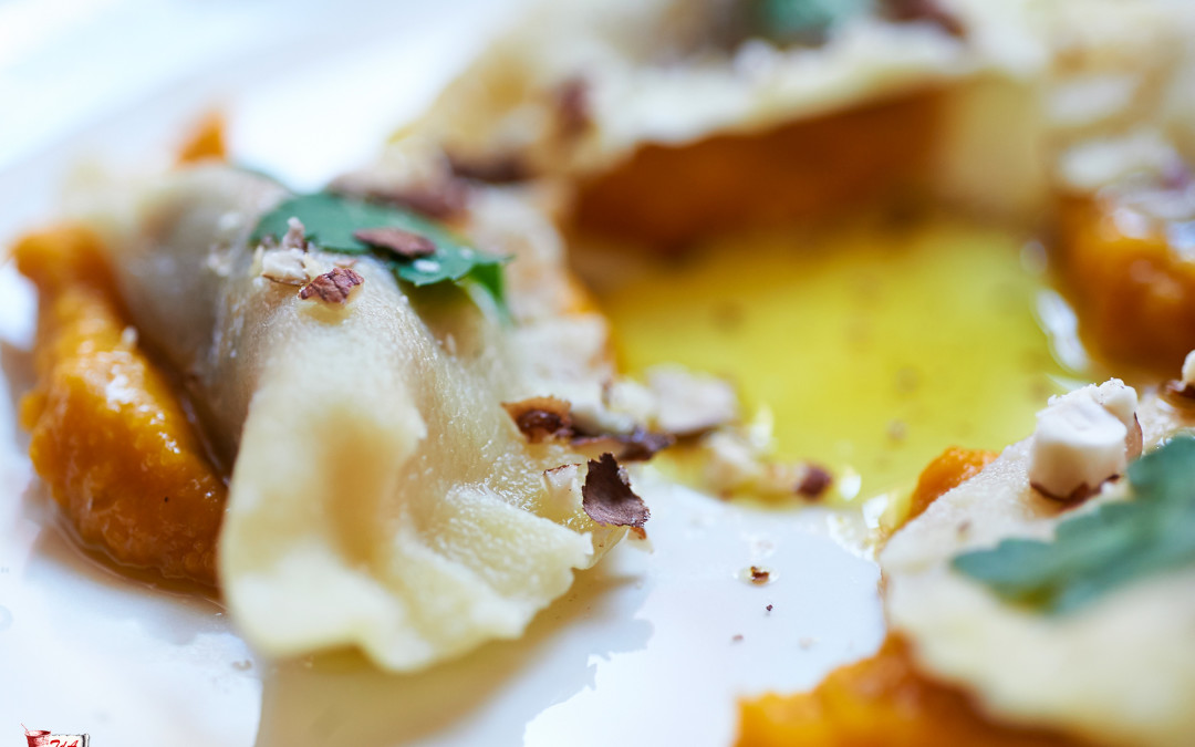 ravioli ai funghi con crema di zucca e nocciole