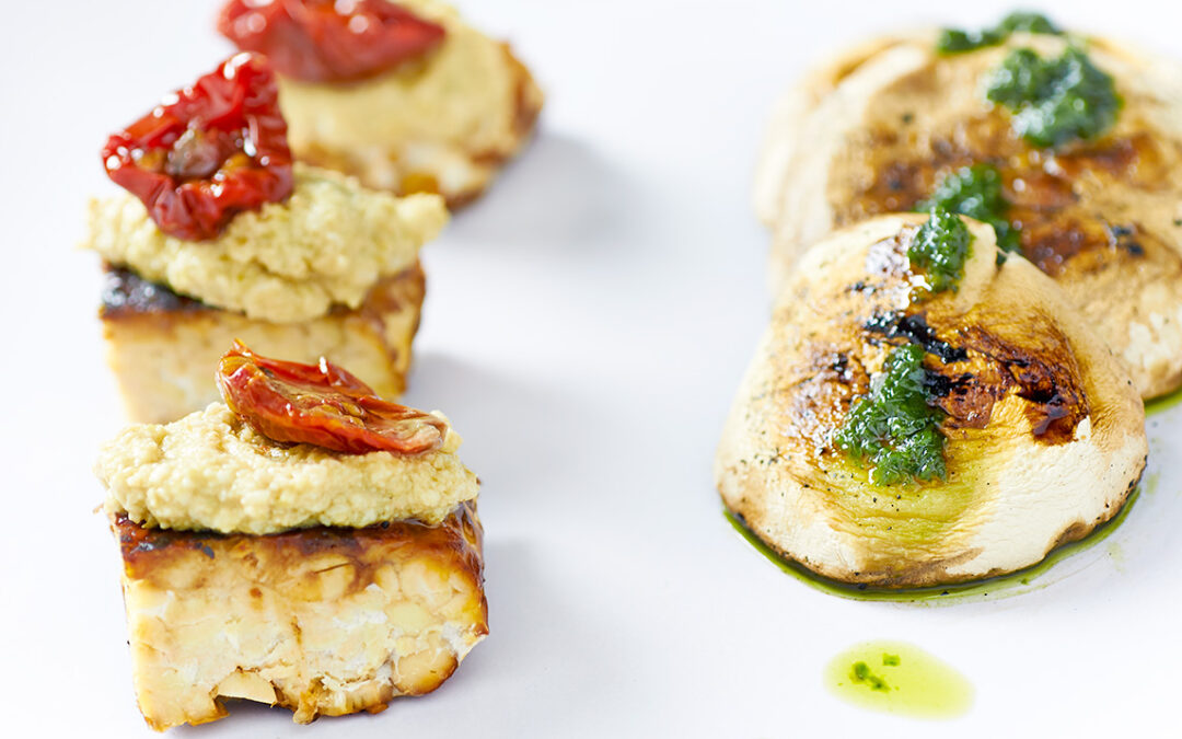 tempeh alle mandorle, olive e funghi
