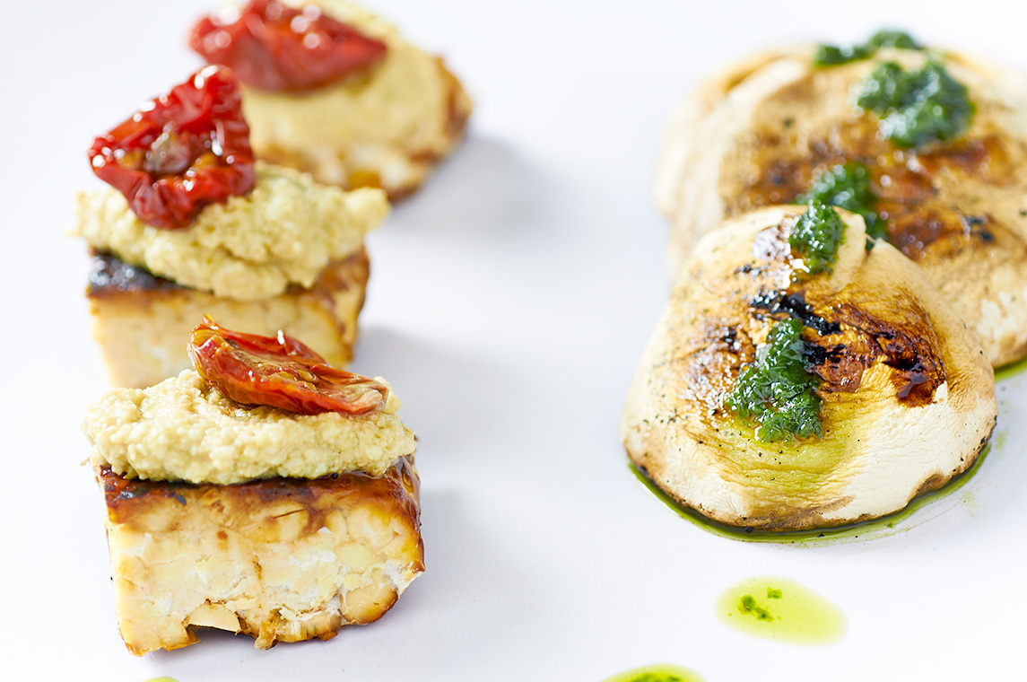 tempeh alle mandorle, olive e funghi