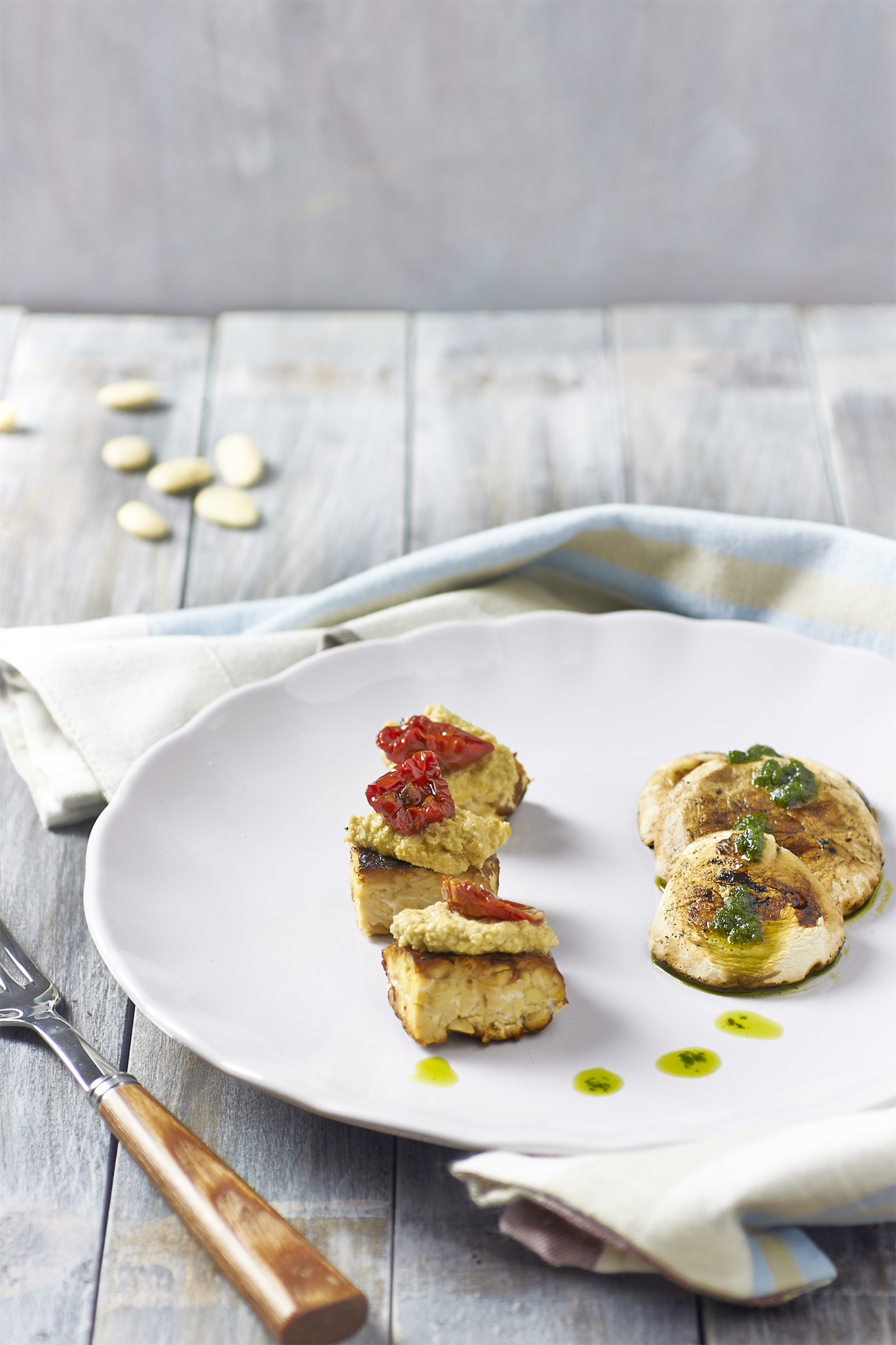 tempeh alle mandorle, olive e funghi tempeh alle mandorle, olive e funghi