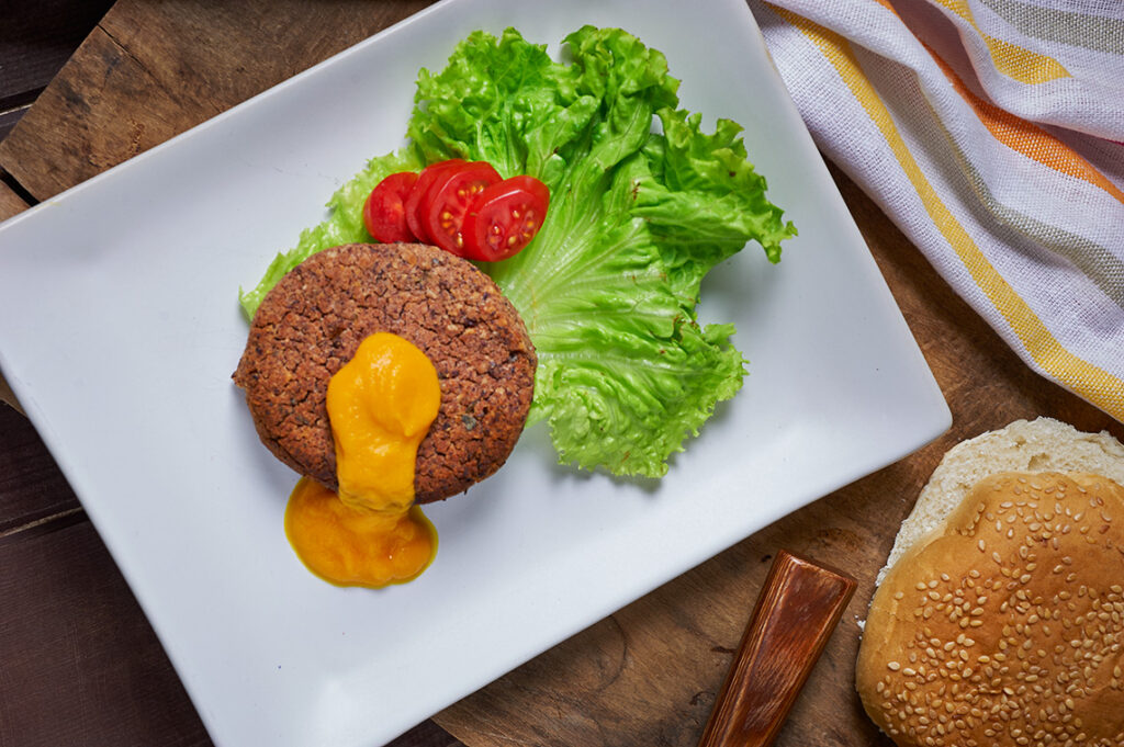 burger di azuki alle erbe aromatiche e ketchup di carote burger di azuki alle erbe aromatiche e ketchup di carote