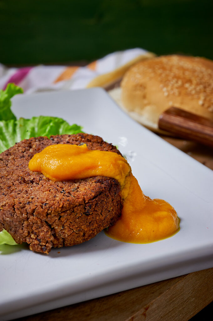 burger di azuki alle erbe aromatiche e ketchup di carote burger di azuki alle erbe aromatiche e ketchup di carote