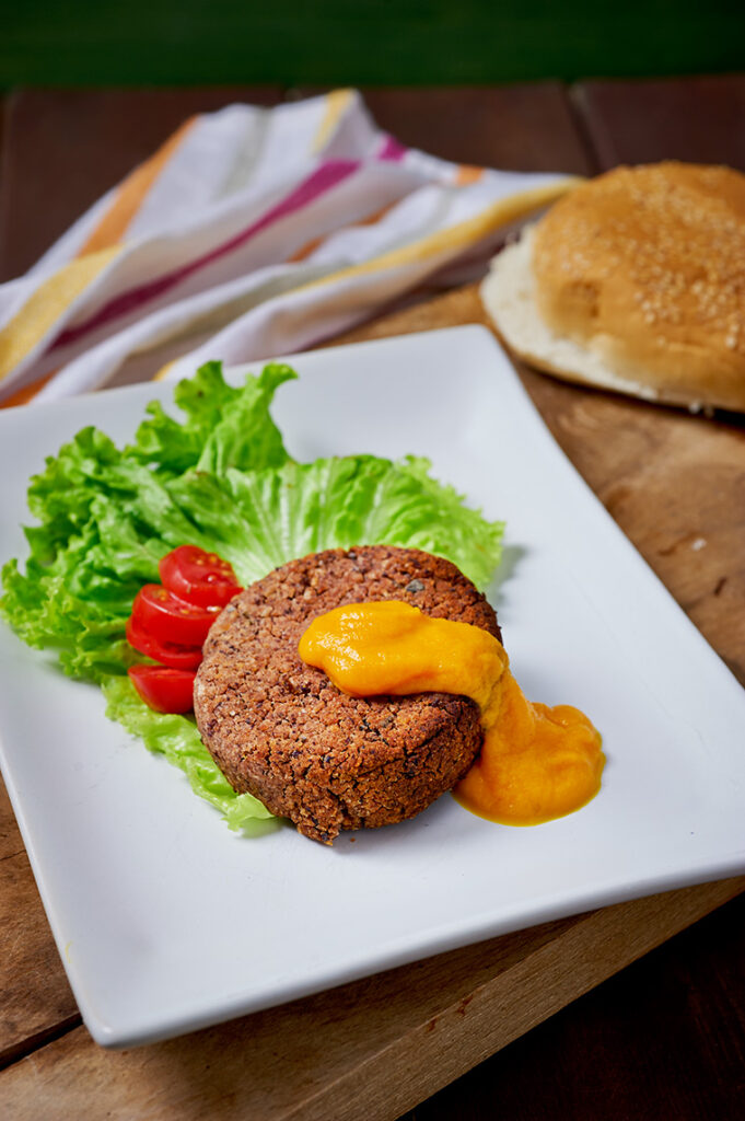 burger di azuki alle erbe aromatiche e ketchup di carote burger di azuki alle erbe aromatiche e ketchup di carote