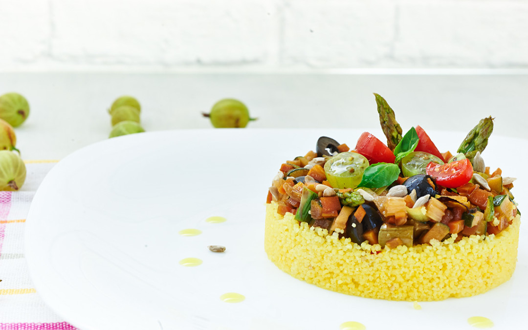 couscous di mais con verdure croccanti e uva spina