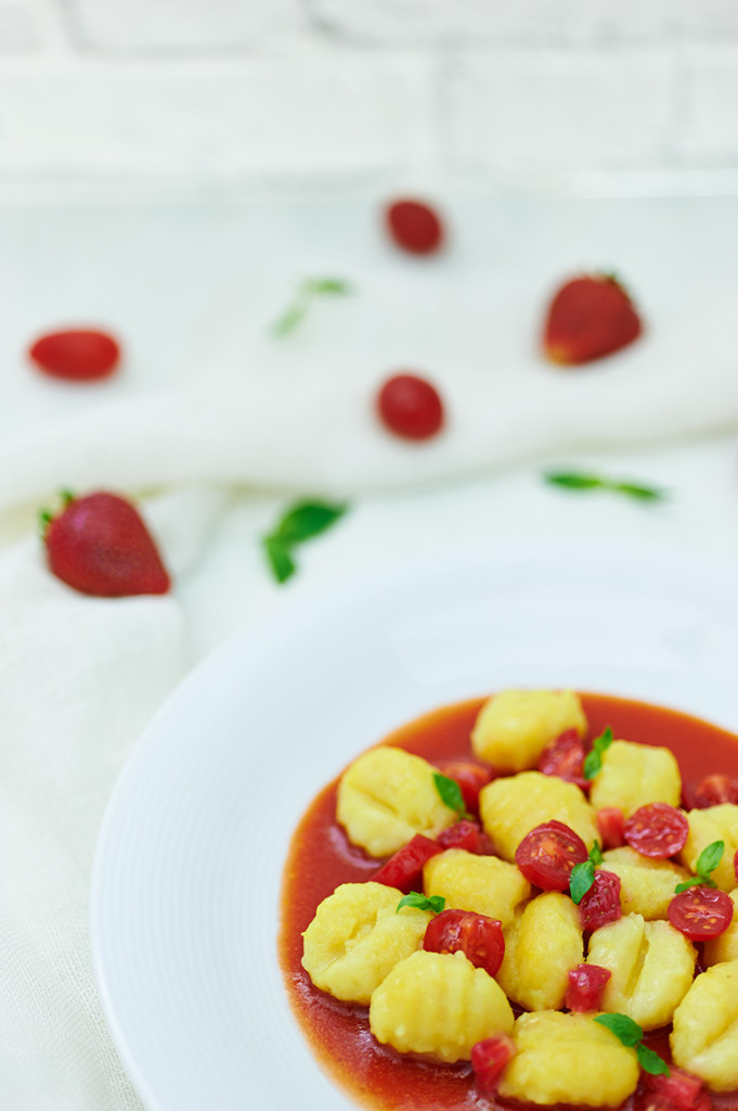 gnocchi di patate con pomodorini e fragole gnocchi di patate con pomodorini e fragole