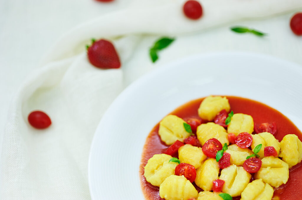 gnocchi di patate con pomodorini e fragole gnocchi di patate con pomodorini e fragole