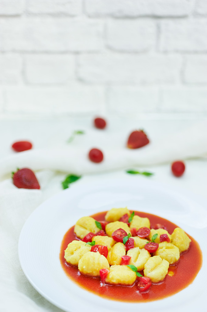 gnocchi di patate con pomodorini e fragole gnocchi di patate con pomodorini e fragole
