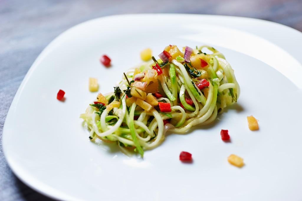 spaghetti di zucchine con salsa Hawaii