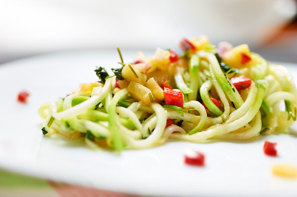 spaghetti di zucchine con salsa Hawaii