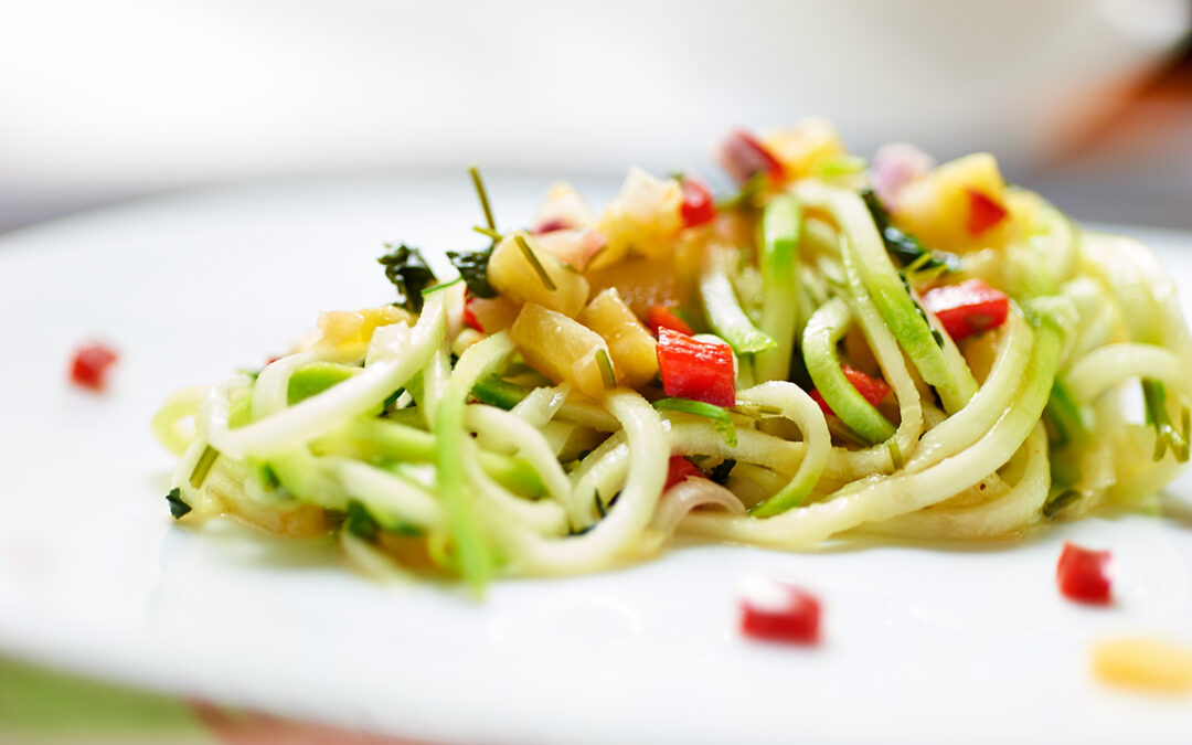 spaghetti di zucchine con salsa HawaiI