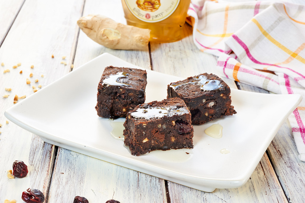 Brownies di fagioli neri e cacao ai cranberries e nocciole Brownies di fagioli neri e cacao ai cranberries e nocciole