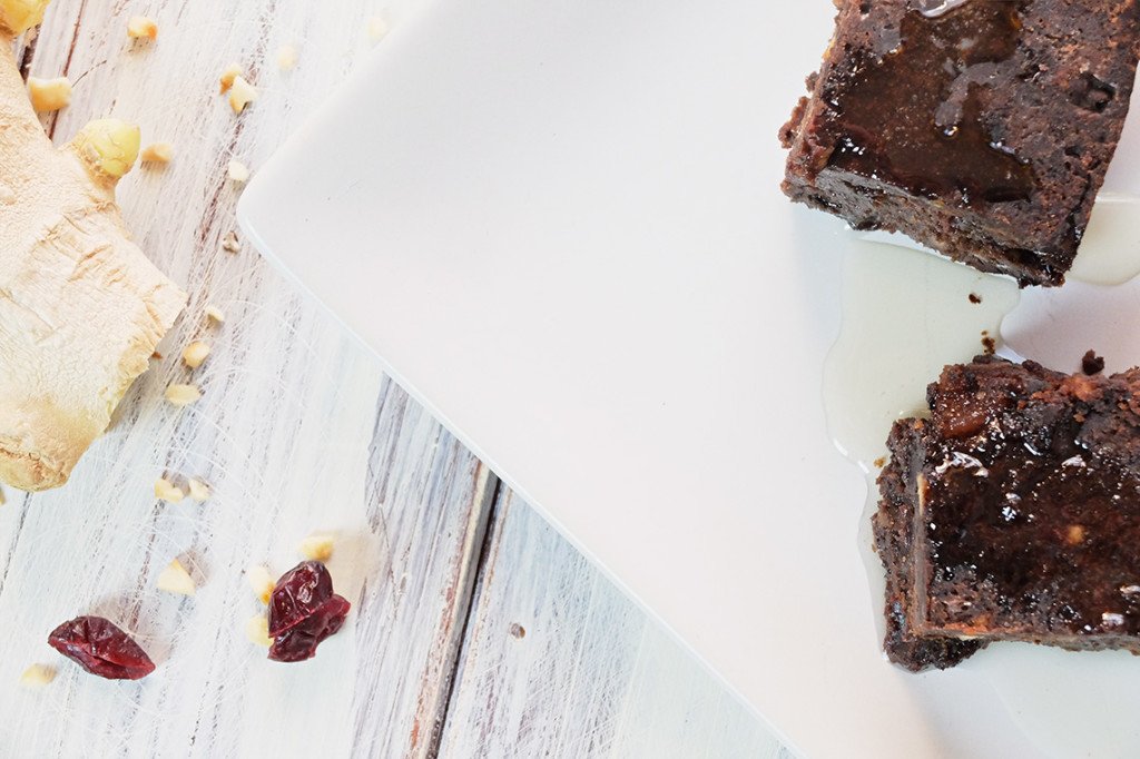 Brownies di fagioli neri e cacao ai cranberries e nocciole Brownies di fagioli neri e cacao ai cranberries e nocciole