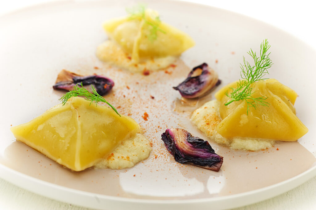 ravioli con salsa di finocchio e radicchio marinato ravioli con salsa di fnocchi e radicchio marinato