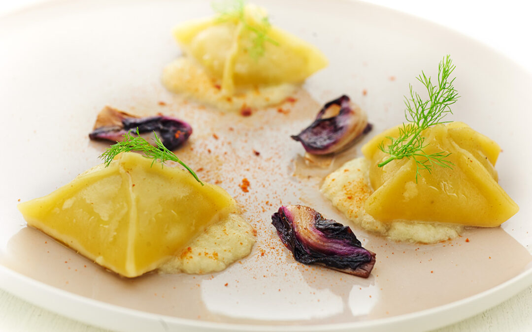 ravioli con salsa di finocchio e radicchio marinato