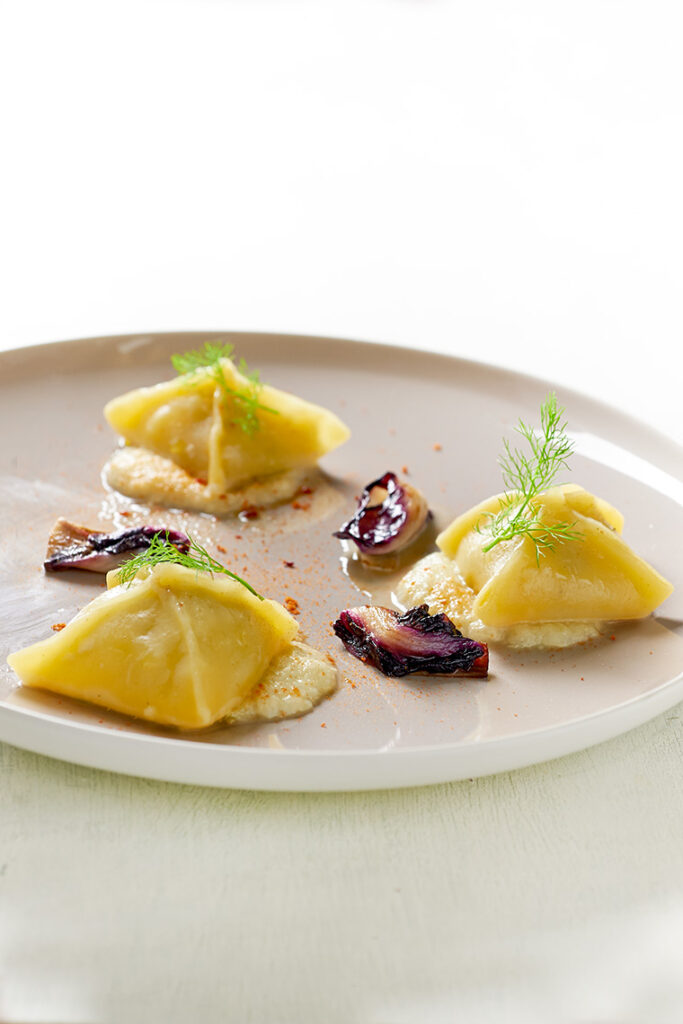 ravioli con salsa di finocchio e radicchio marinato ravioli con salsa di finocchio e radicchio marinato