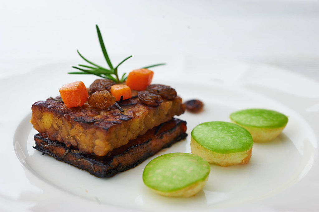 Tempeh e zucca arrosto con mela verde Tempeh e zucca arrosto con mela verde