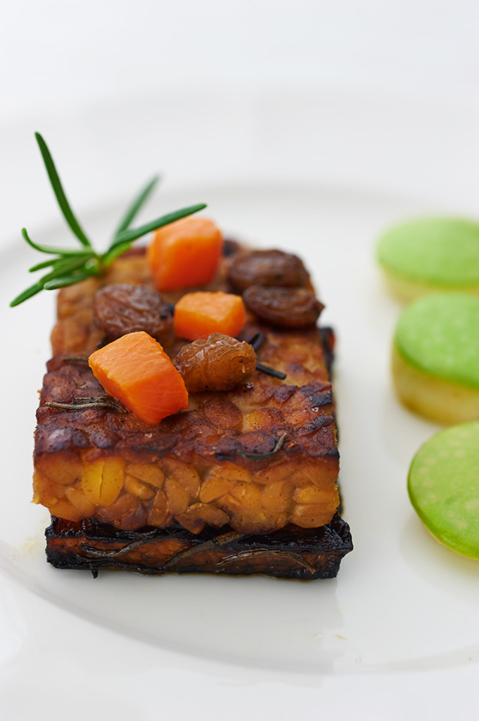 Tempeh e zucca arrosto con mela verde Tempeh e zucca arrosto con mela verde