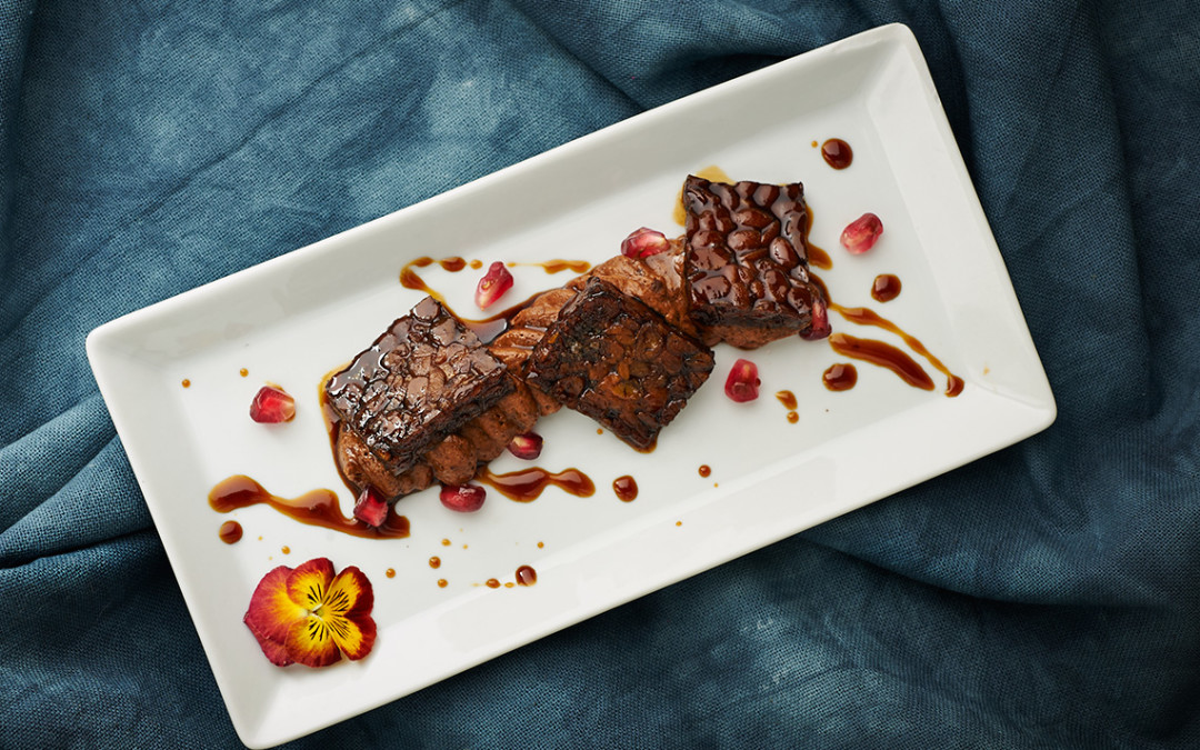 tempeh glassato con mousse fondente