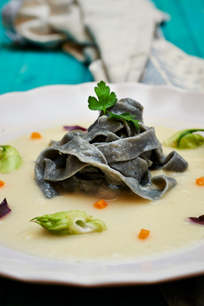 tagliatelle al carbone e scorzanera