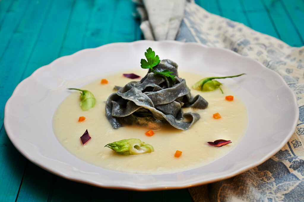 tagliatelle al carbone e scorzanera tagliatelle al carbone e scorzanera