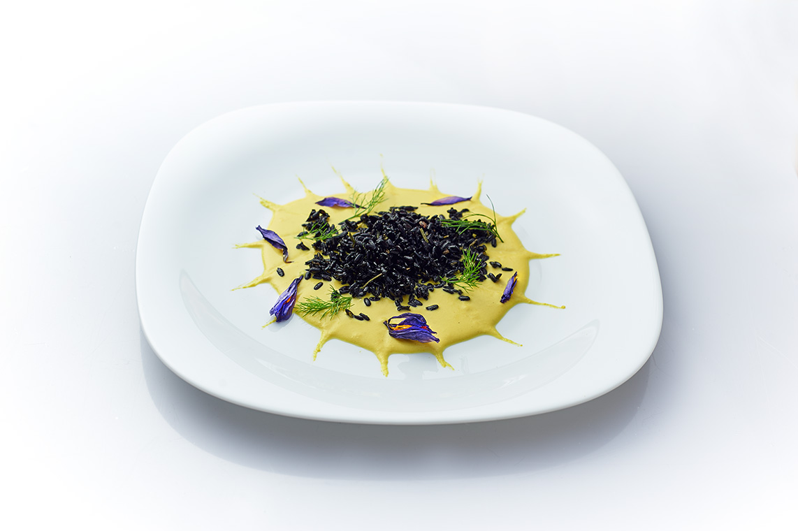 riso nero con crema di mandorle e zafferano