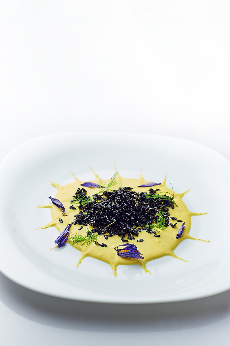 riso nero con crema di mandorle e zafferano