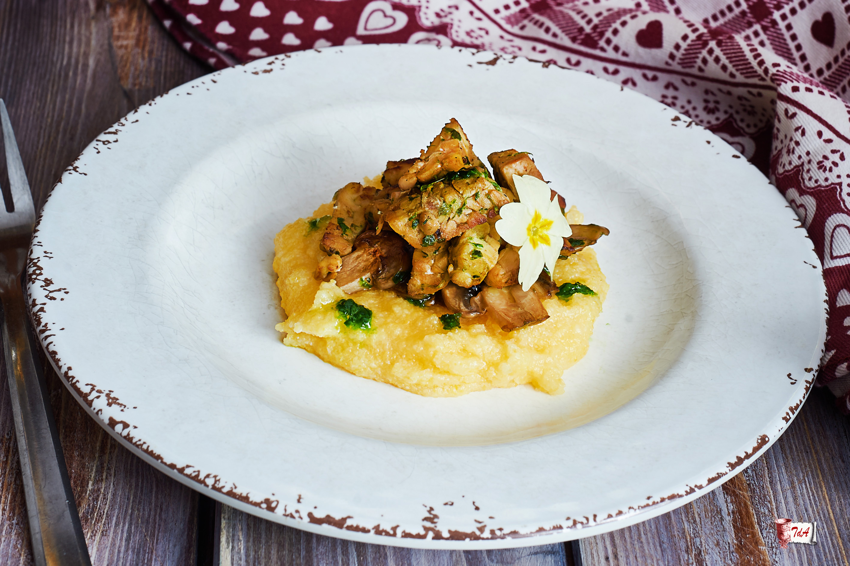polenta con tempeh e funghi all'aglio orsino