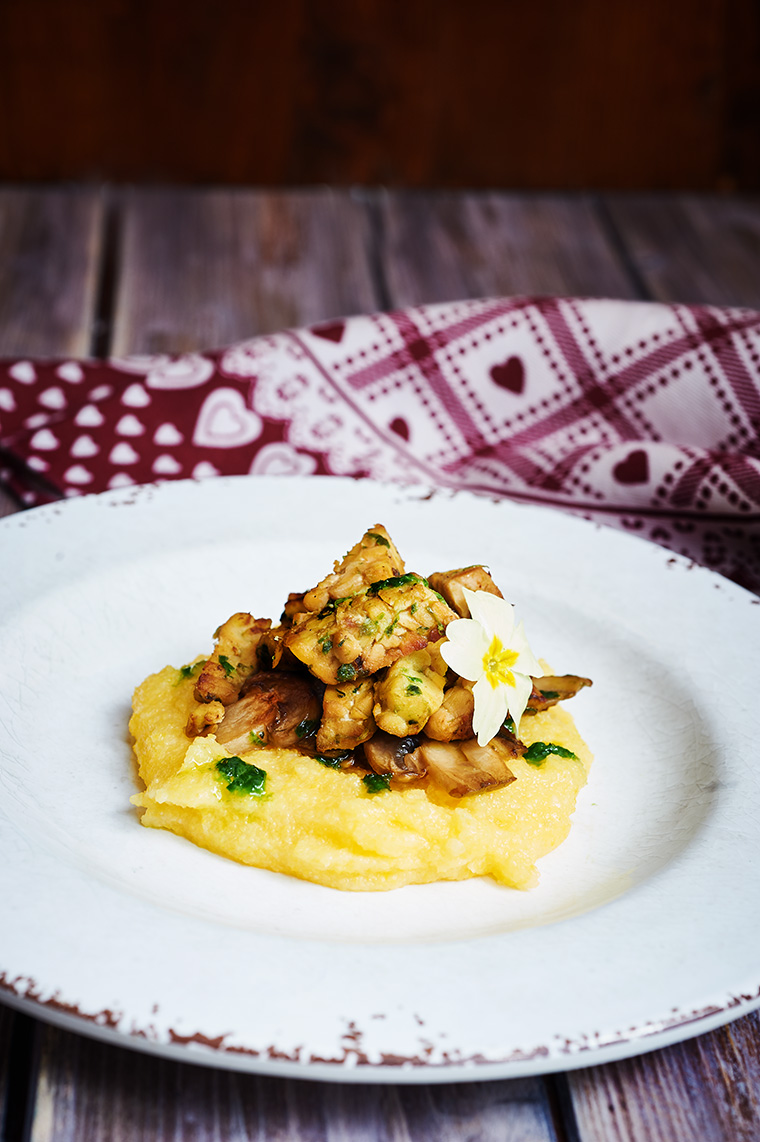 polenta con tempeh e funghi all'aglio orsino