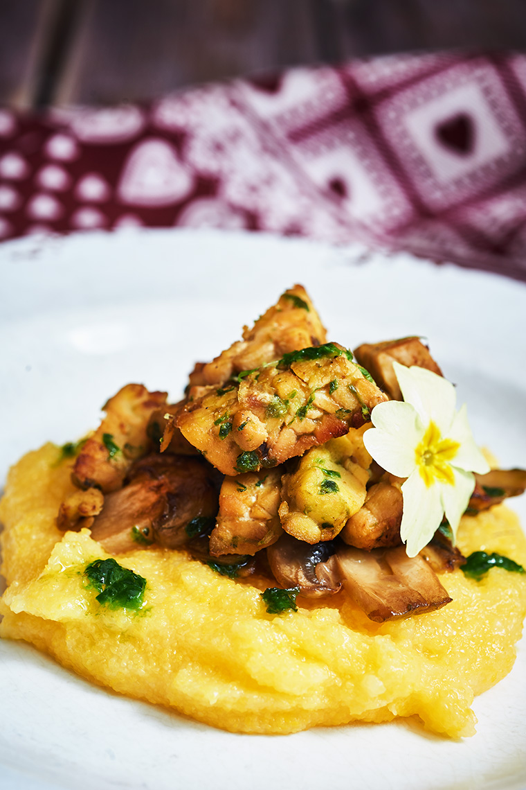 polenta con tempeh e funghi all'aglio orsino