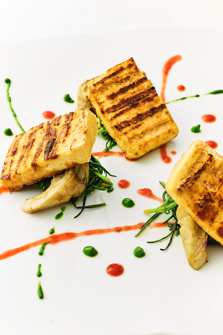 tofu con agretti e carciofi in verde e rosso