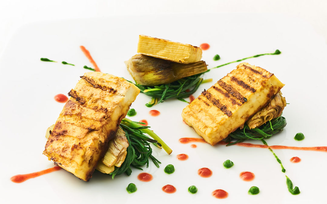 tofu con agretti e carciofi in verde e rosso