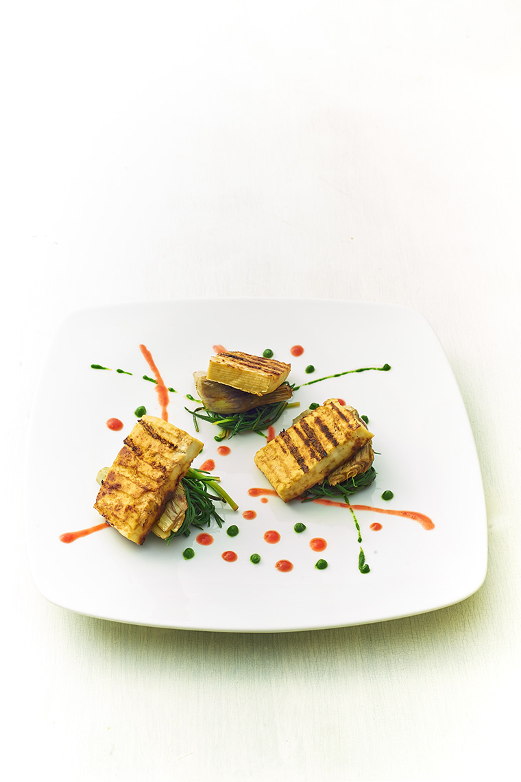 tofu con agretti e carciofi in verde e rosso