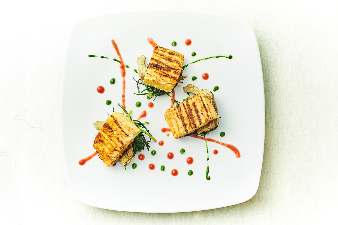 tofu con agretti e carciofi in verde e rosso