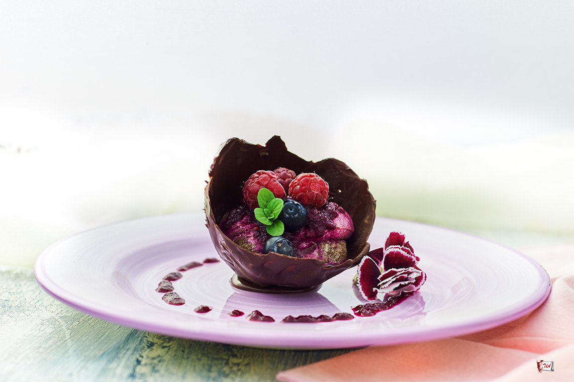 coppetta di cioccolato e crema di anacardi ai frutti rossi