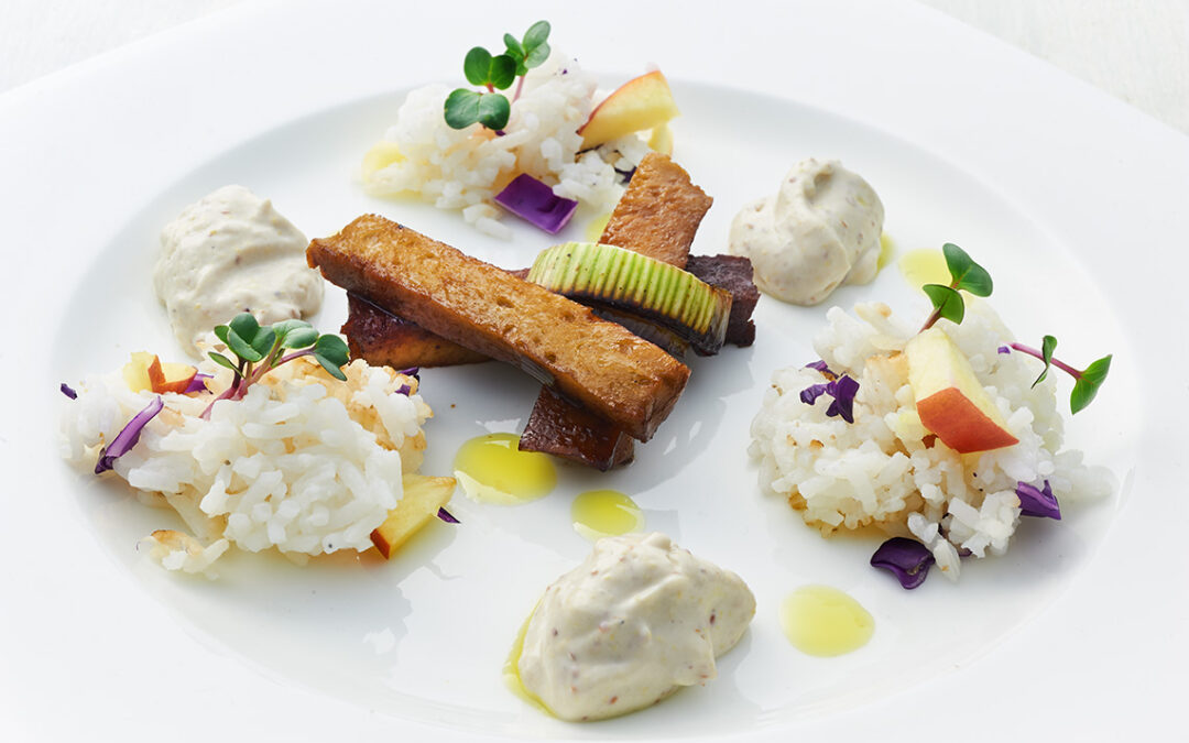 seitan saltato con basmati alla mela, cavolo rosso e senape