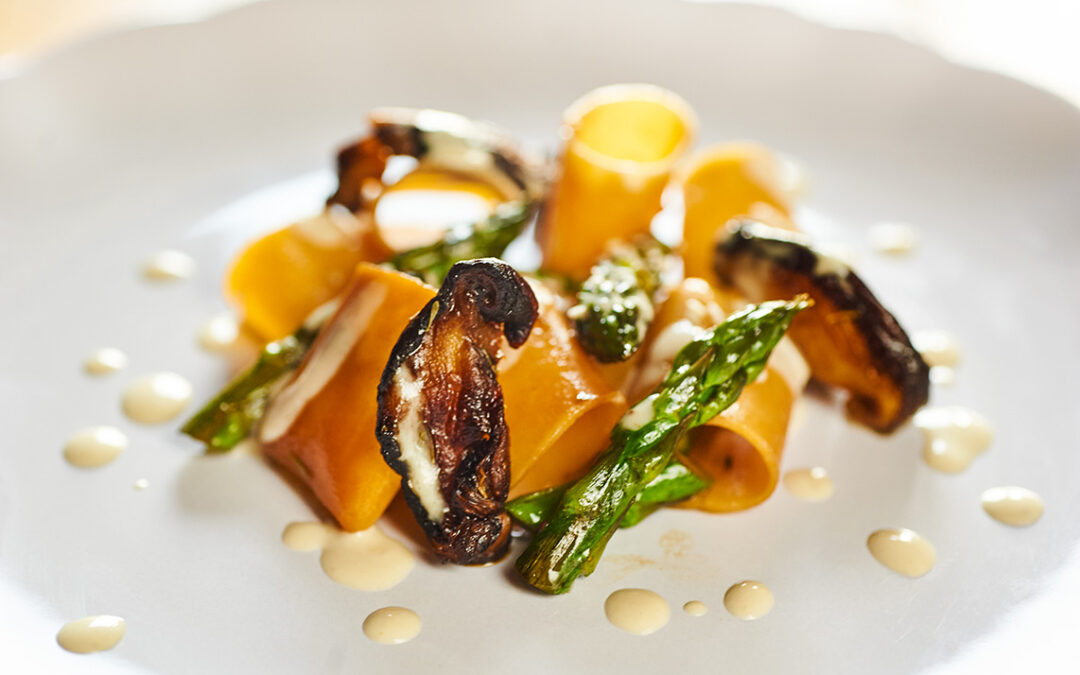 pasta di legumi con shitake e asparagi
