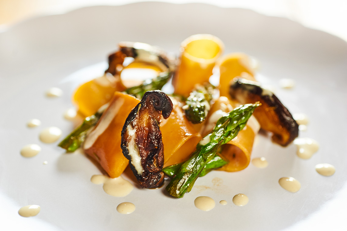 pasta di legumi con shitake e asparagi