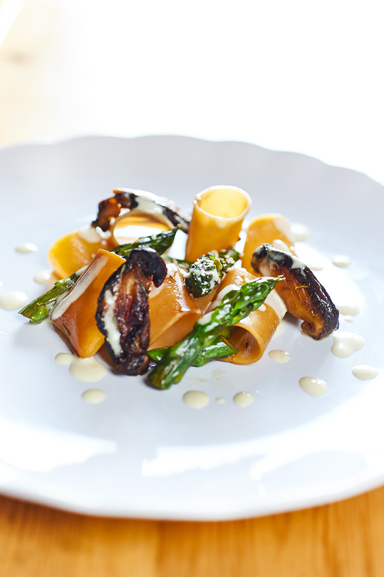 pasta di legumi con shitake e asparagi